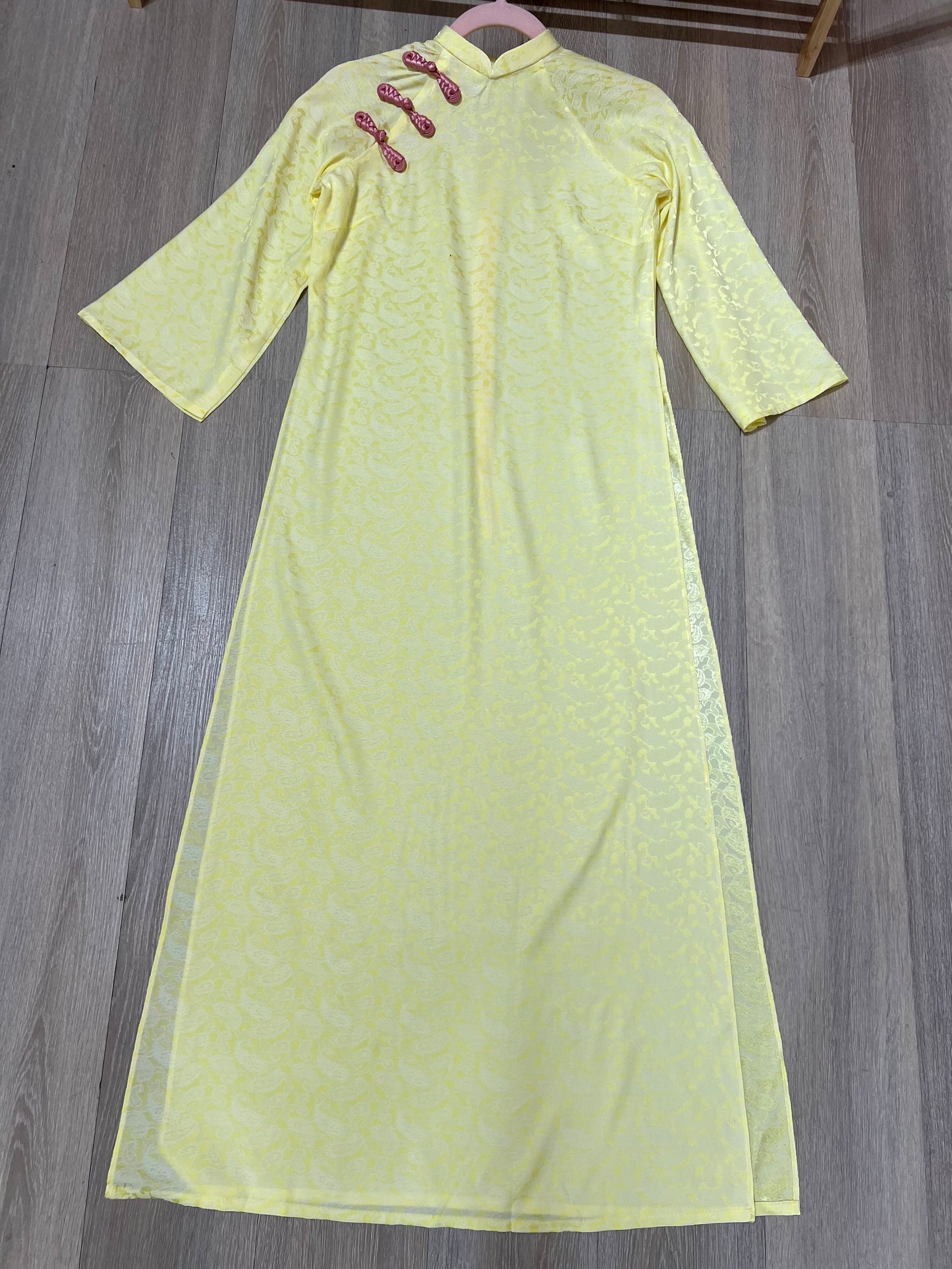 AD1 - Áo Dài Suông Gấm Lụa Vàng phối nút Hồng