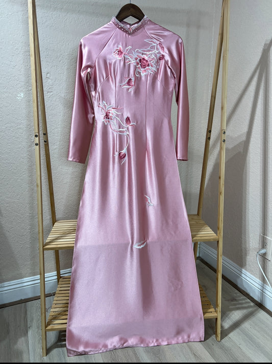 A7 - Áo Dài Designed Valentino Light Pink Thêu Hoa Quỳnh kết Đá