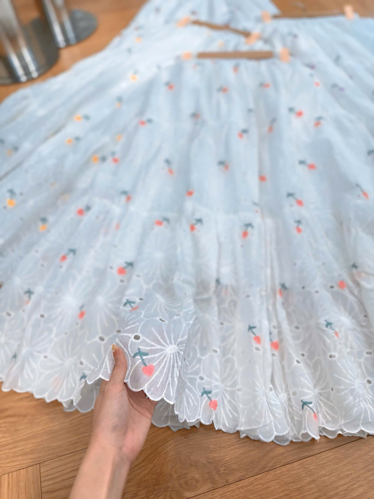 S41->45 - Skirt trắng thêu hoa