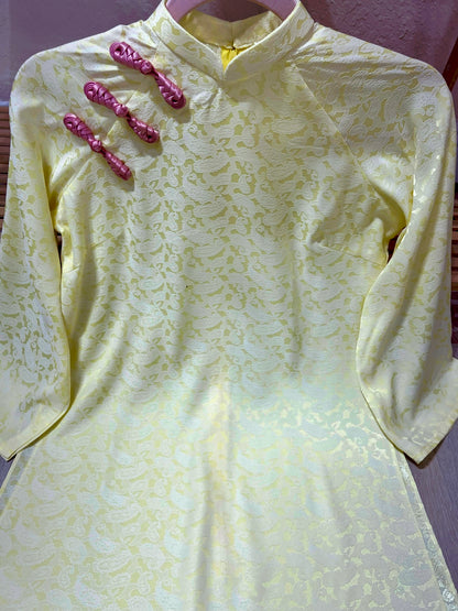 AD1 - Áo Dài Suông Gấm Lụa Vàng phối nút Hồng