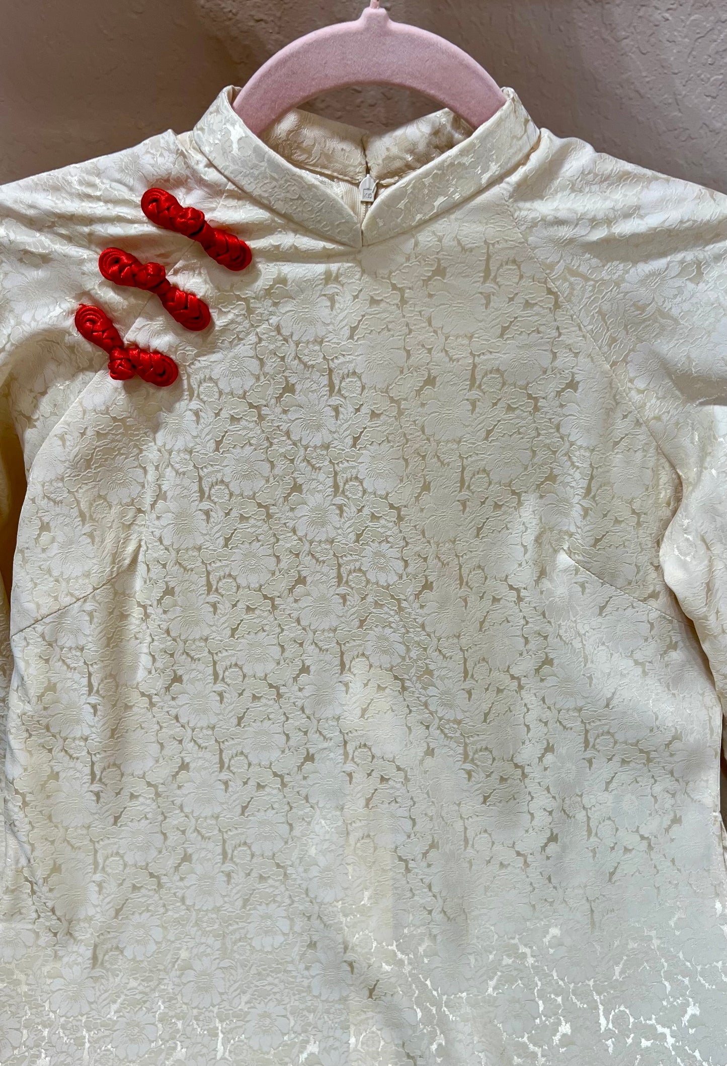 AD3 - Áo Dài Suông Gấm Lụa Kem phối nút đỏ