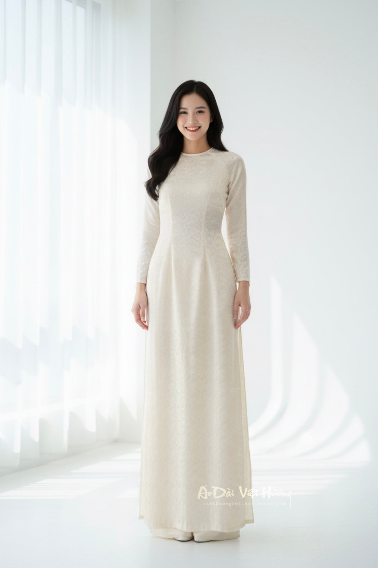 AD22 - Áo Dài Gấm Đuôi Công Kem Ngọc Trai