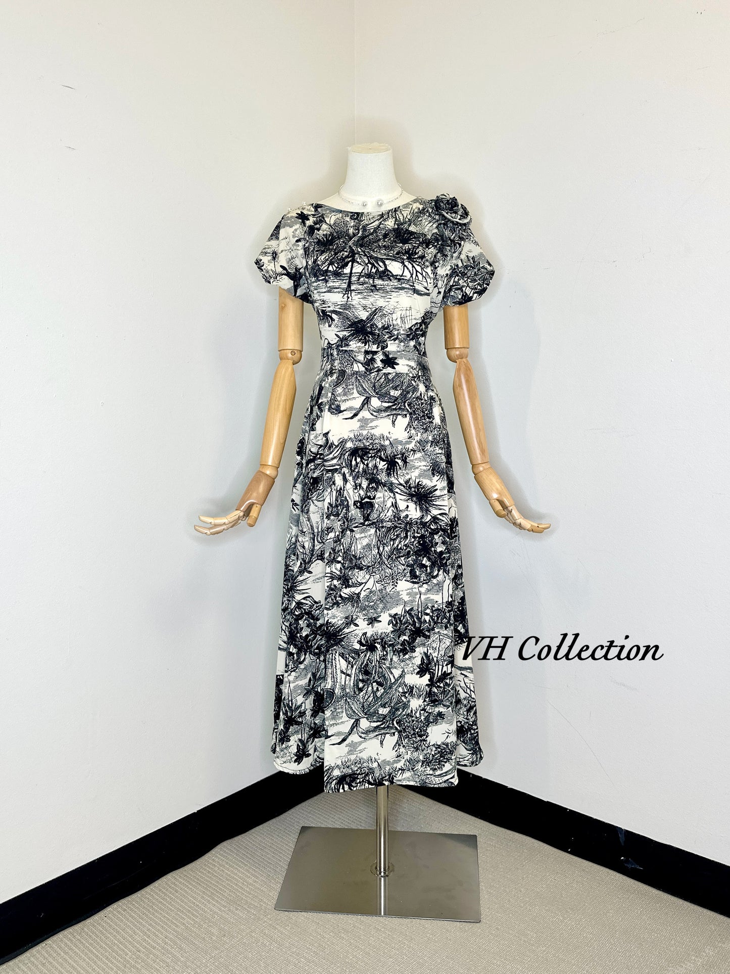 D85 - Black and White Pattern Cowl Neck Long Dress