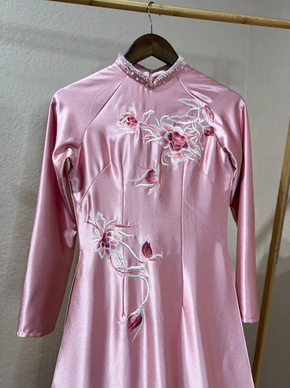 A7 - Áo Dài Designed Valentino Light Pink Thêu Hoa Quỳnh kết Đá