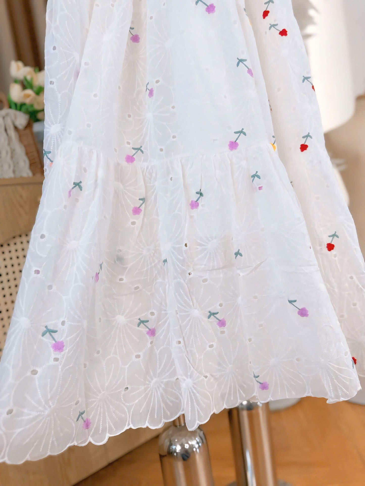 S41->45 - Skirt trắng thêu hoa