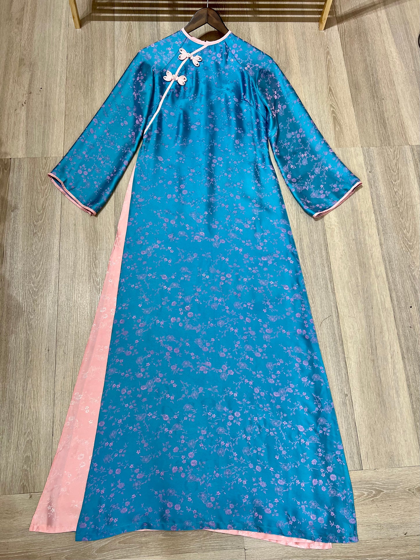 A22 - Áo Dài Suông Gấm Hoa Nhí 4 Tà Xanh/Hồng