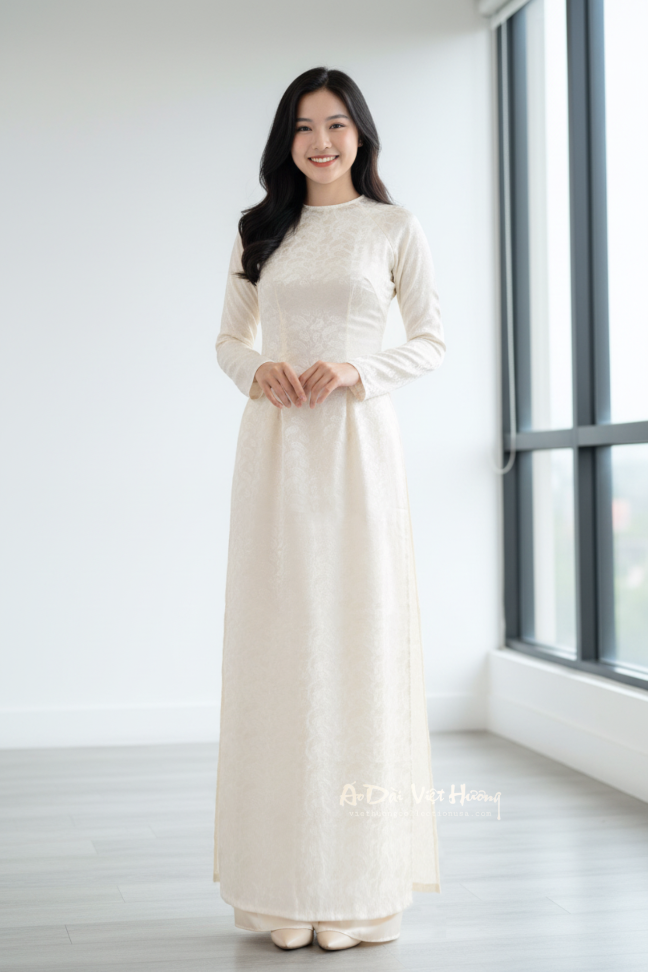 AD22 - Áo Dài Gấm Đuôi Công Kem Ngọc Trai