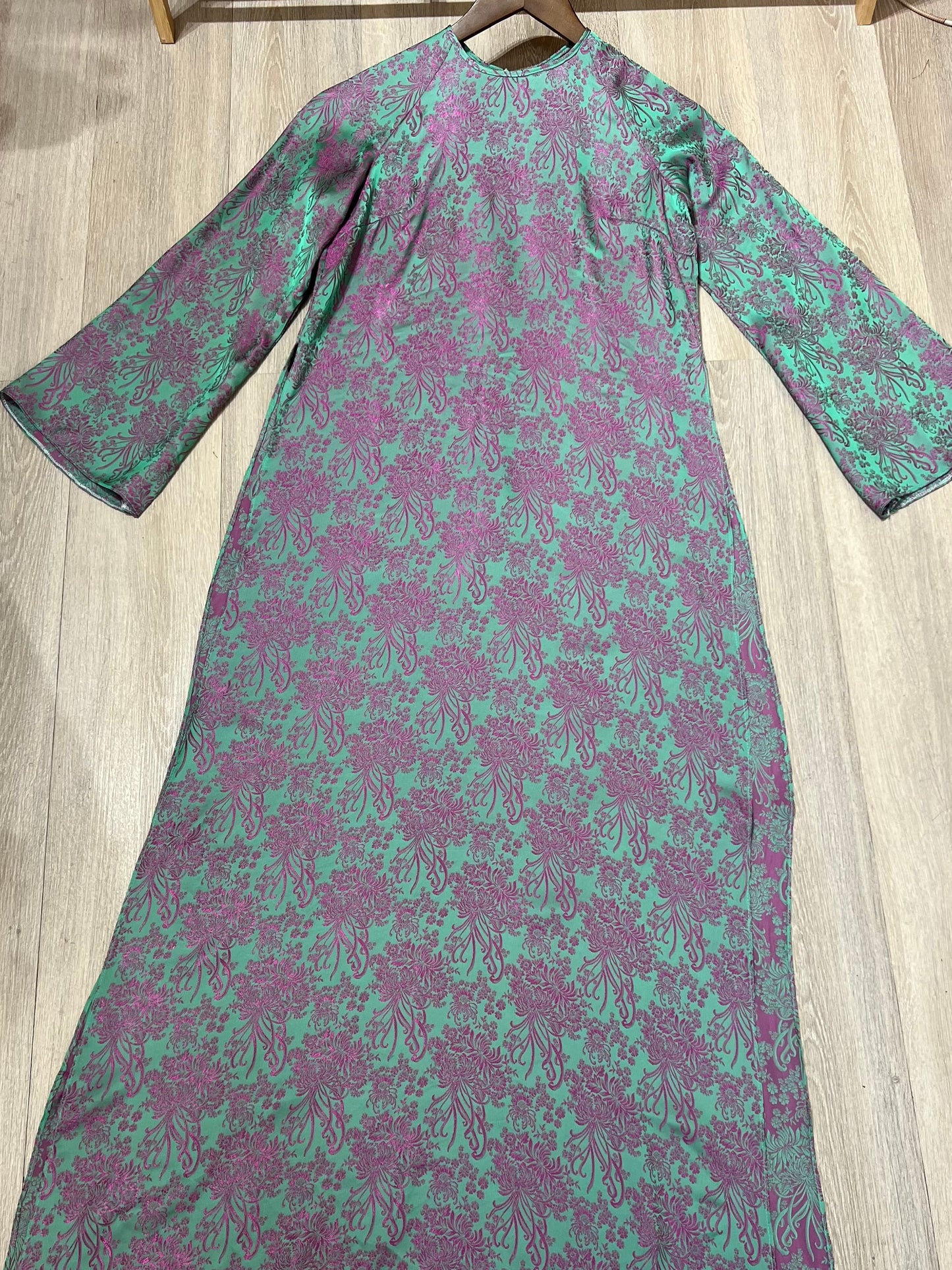 A142 - Áo Dài Suông Gấm Cúc Đại Đoá Xanh/Tím (Cổ Tròn) | Áo Only