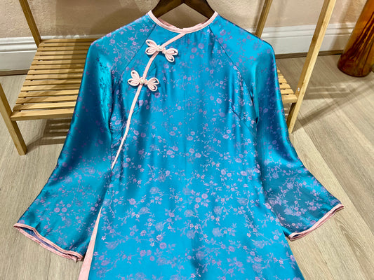 A22 - Áo Dài Suông Gấm Hoa Nhí 4 Tà Xanh/Hồng