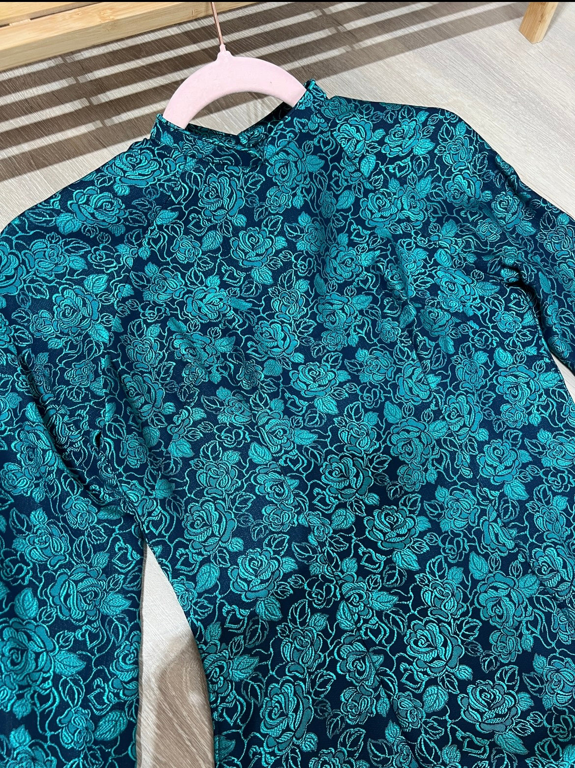 AD50 - Áo Dài Gấm Thái Tuấn Xanh Đen hoa Xanh Công (Cổ 1cm). Final sale (no return/exchange).