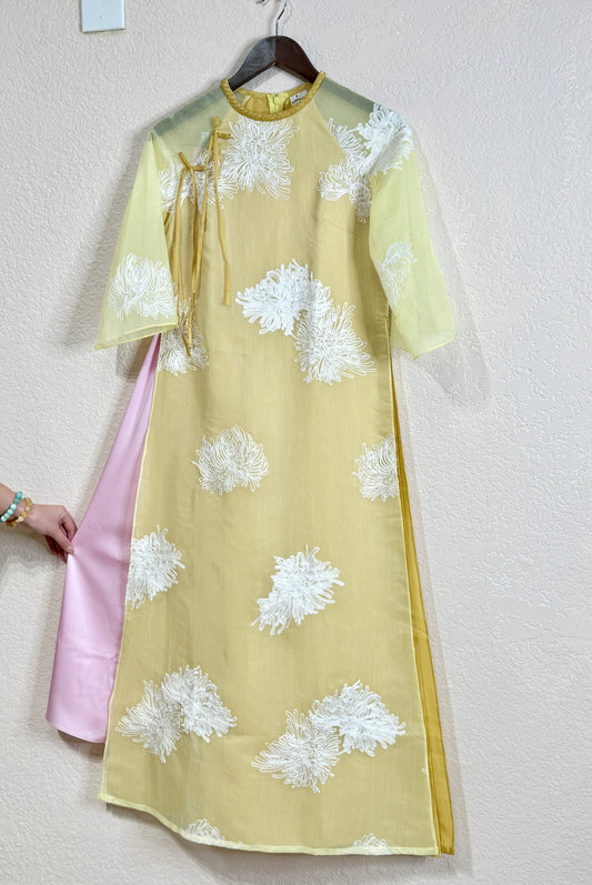 A100 - Set Áo Dài Cách Tân Suông Tơ Vàng Thêu Hoa Cúc (kèm quần hồng)