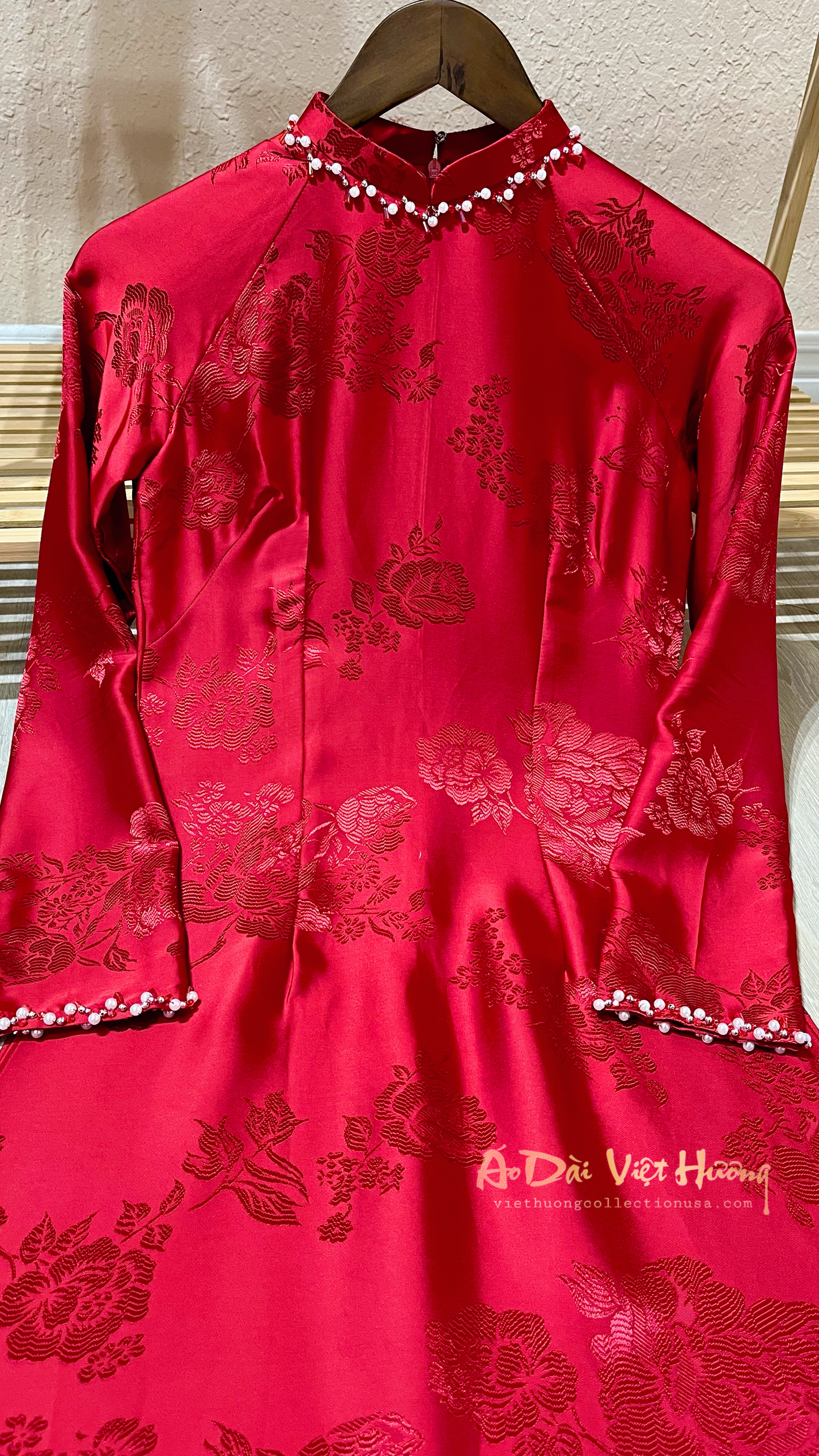 A58 - Áo Dài Silk Óng Thêu Đỏ Kết Đá (Cổ 1,5cm)