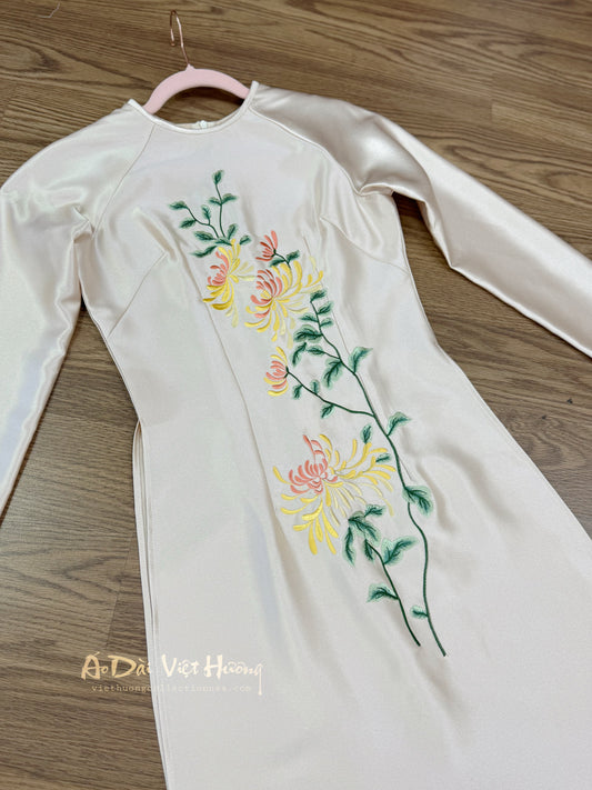 A36 - Áo Dài Lụa Valentino Nude Thêu Hoa Cúc